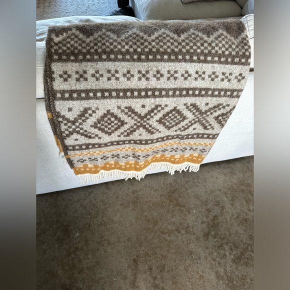 Lillunn design of Norway 100% Pure Wool Trow Blanket Made in Europe - Picture 3 of 6